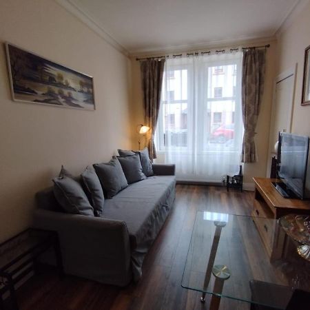 2 Bedrooms Flat Central Edinburgh, Sleeps 6, In The Shadow Of Holyrood Park And Arthur'S Seat With Free Parking, Two Bed Rooms ภายนอก รูปภาพ