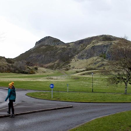 2 Bedrooms Flat Central Edinburgh, Sleeps 6, In The Shadow Of Holyrood Park And Arthur'S Seat With Free Parking, Two Bed Rooms ภายนอก รูปภาพ