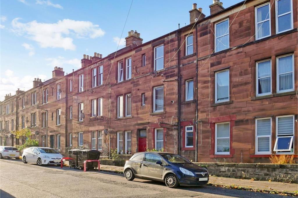 2 Bedrooms Flat Central Edinburgh, Sleeps 6, In The Shadow Of Holyrood Park And Arthur'S Seat With Free Parking, Two Bed Rooms ภายนอก รูปภาพ