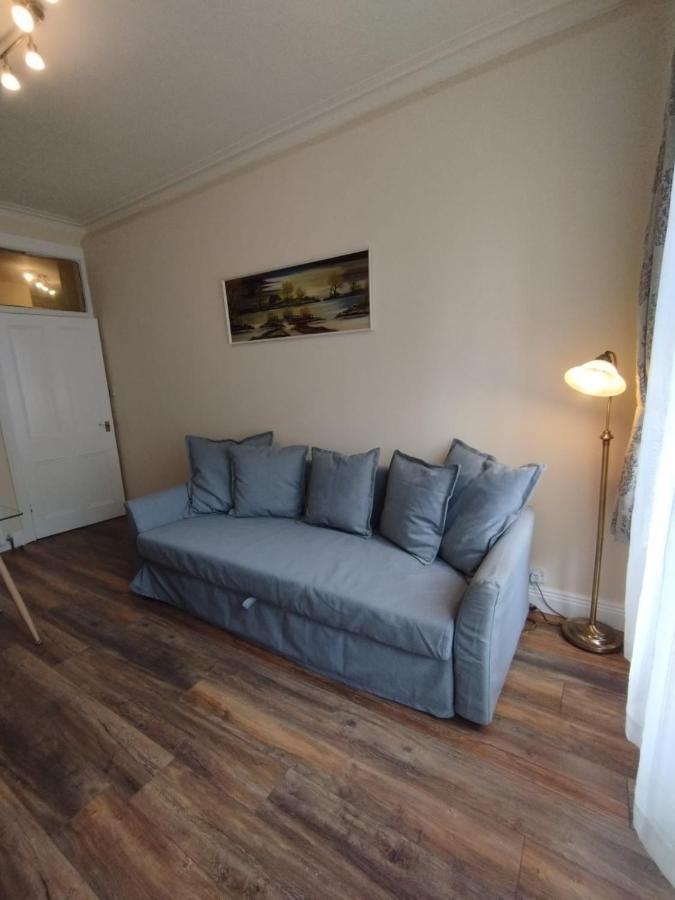 2 Bedrooms Flat Central Edinburgh, Sleeps 6, In The Shadow Of Holyrood Park And Arthur'S Seat With Free Parking, Two Bed Rooms ภายนอก รูปภาพ