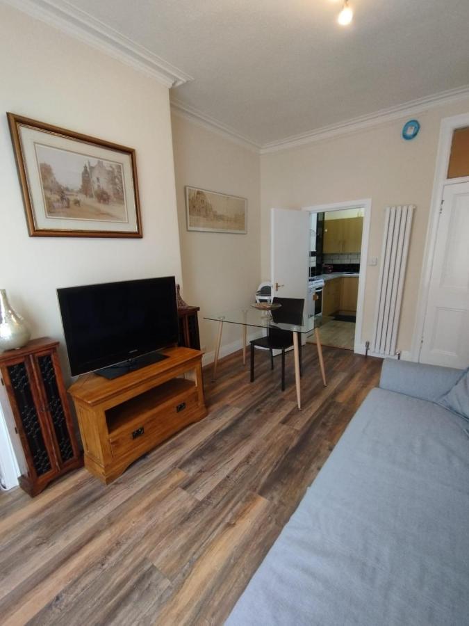 2 Bedrooms Flat Central Edinburgh, Sleeps 6, In The Shadow Of Holyrood Park And Arthur'S Seat With Free Parking, Two Bed Rooms ภายนอก รูปภาพ