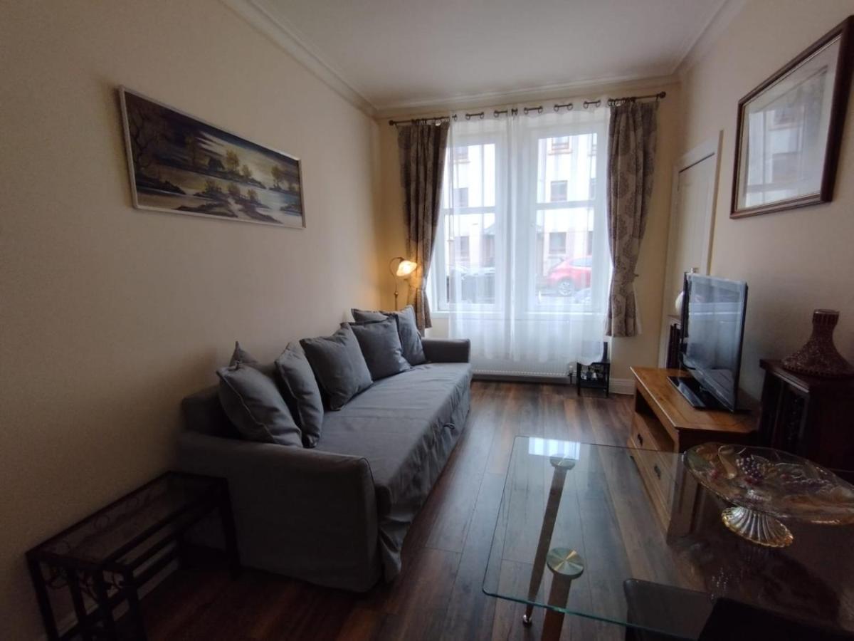 2 Bedrooms Flat Central Edinburgh, Sleeps 6, In The Shadow Of Holyrood Park And Arthur'S Seat With Free Parking, Two Bed Rooms ภายนอก รูปภาพ