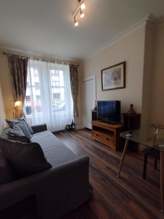 2 Bedrooms Flat Central Edinburgh, Sleeps 6, In The Shadow Of Holyrood Park And Arthur'S Seat With Free Parking, Two Bed Rooms ภายนอก รูปภาพ