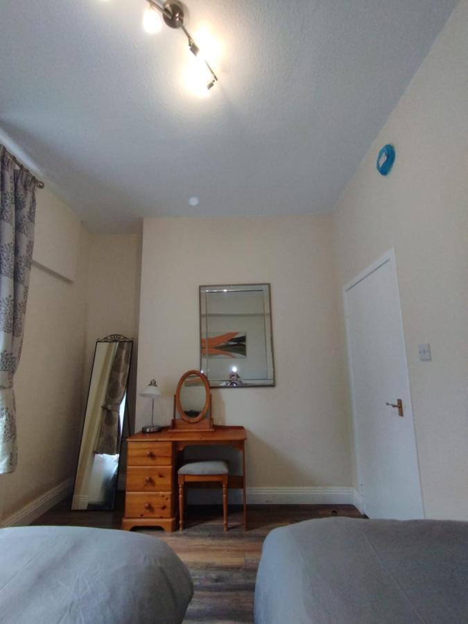 2 Bedrooms Flat Central Edinburgh, Sleeps 6, In The Shadow Of Holyrood Park And Arthur'S Seat With Free Parking, Two Bed Rooms ภายนอก รูปภาพ