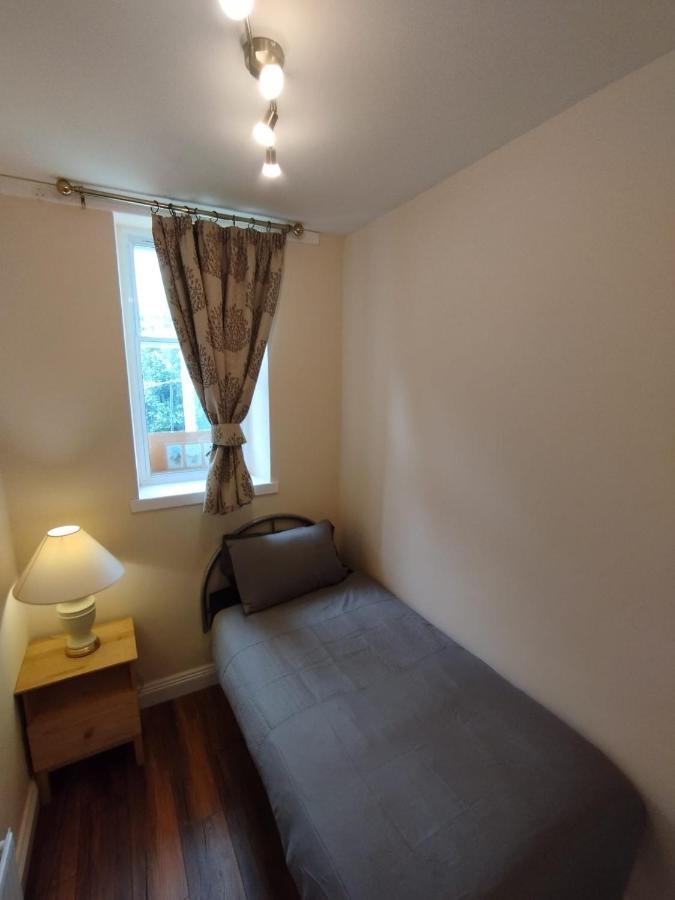 2 Bedrooms Flat Central Edinburgh, Sleeps 6, In The Shadow Of Holyrood Park And Arthur'S Seat With Free Parking, Two Bed Rooms ภายนอก รูปภาพ