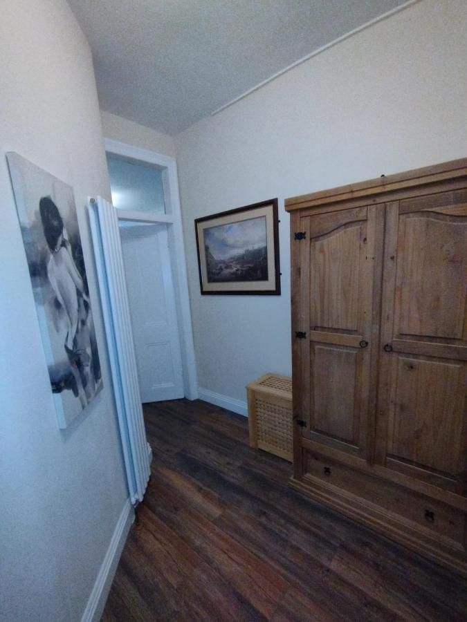 2 Bedrooms Flat Central Edinburgh, Sleeps 6, In The Shadow Of Holyrood Park And Arthur'S Seat With Free Parking, Two Bed Rooms ภายนอก รูปภาพ