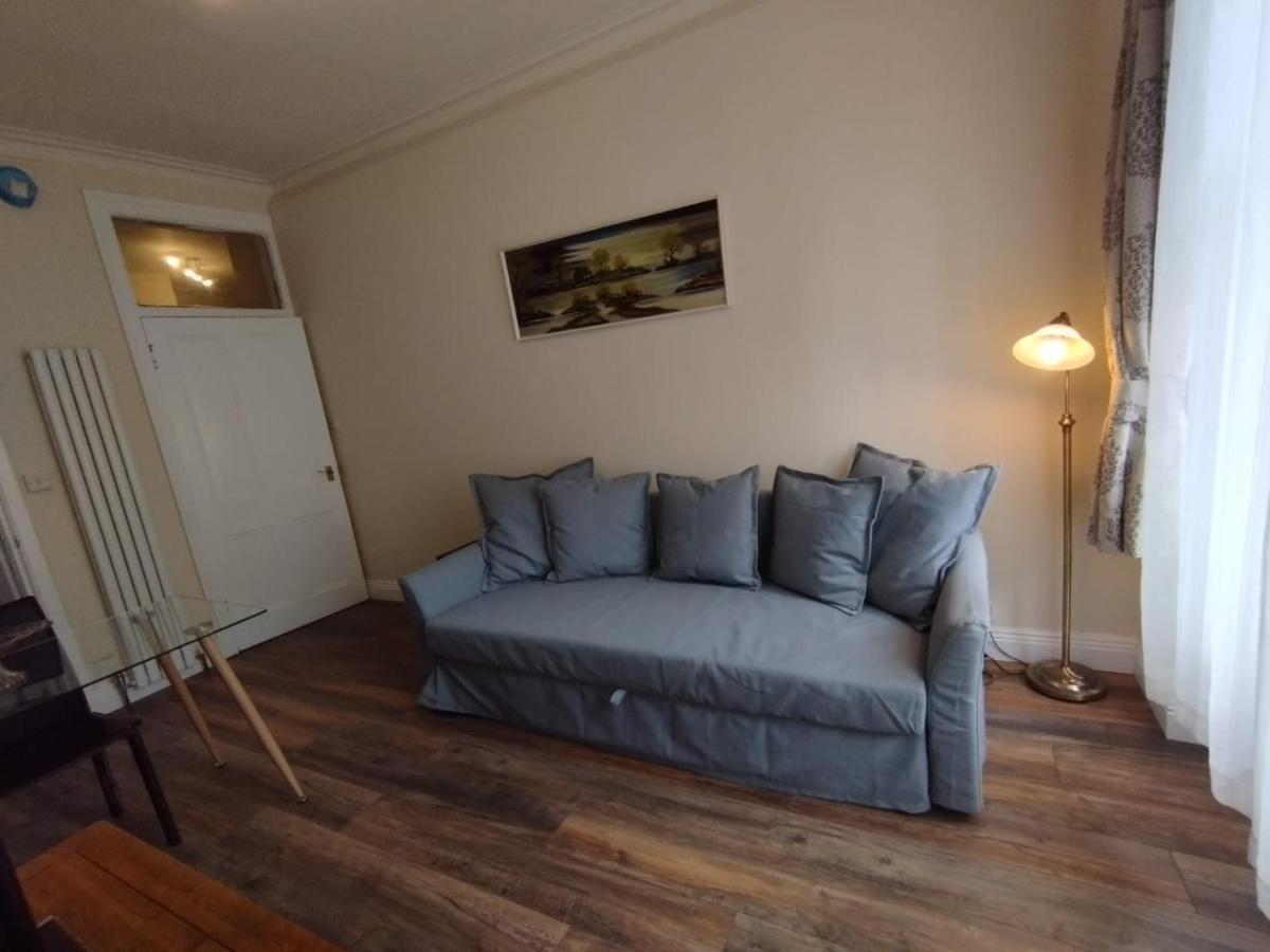 2 Bedrooms Flat Central Edinburgh, Sleeps 6, In The Shadow Of Holyrood Park And Arthur'S Seat With Free Parking, Two Bed Rooms ภายนอก รูปภาพ