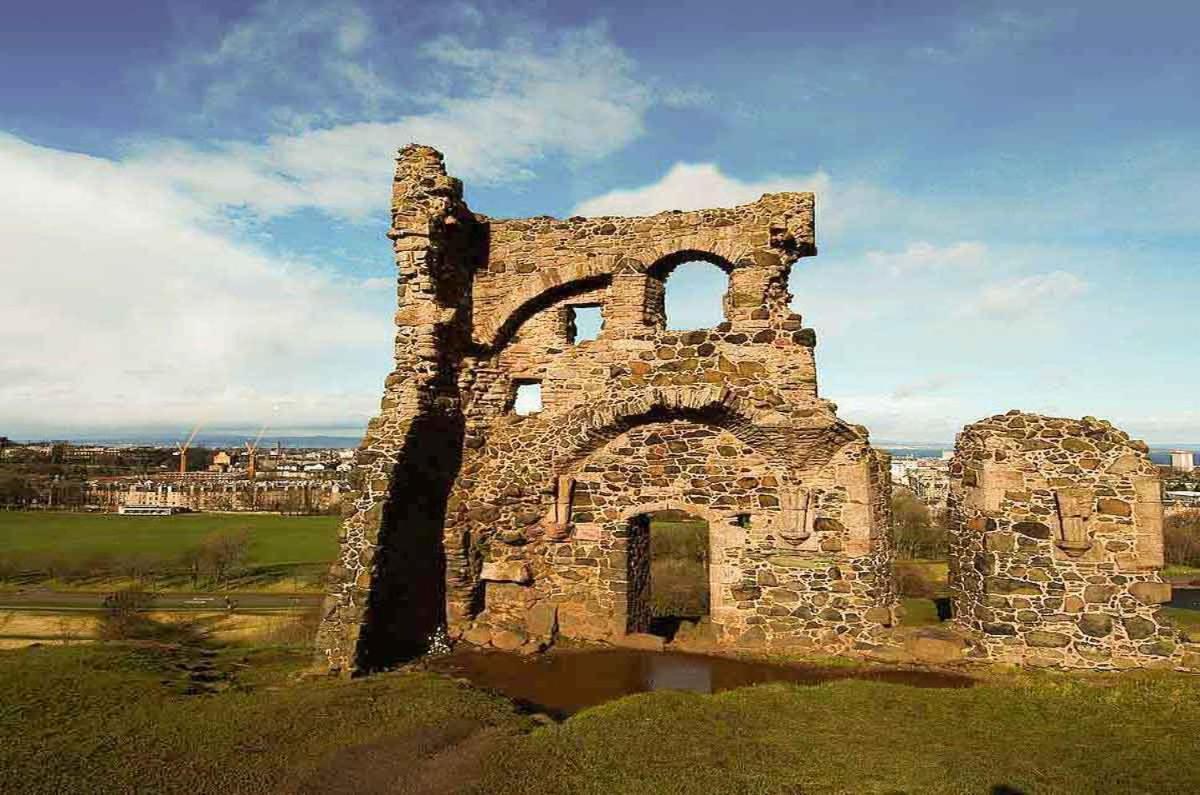 2 Bedrooms Flat Central Edinburgh, Sleeps 6, In The Shadow Of Holyrood Park And Arthur'S Seat With Free Parking, Two Bed Rooms ภายนอก รูปภาพ