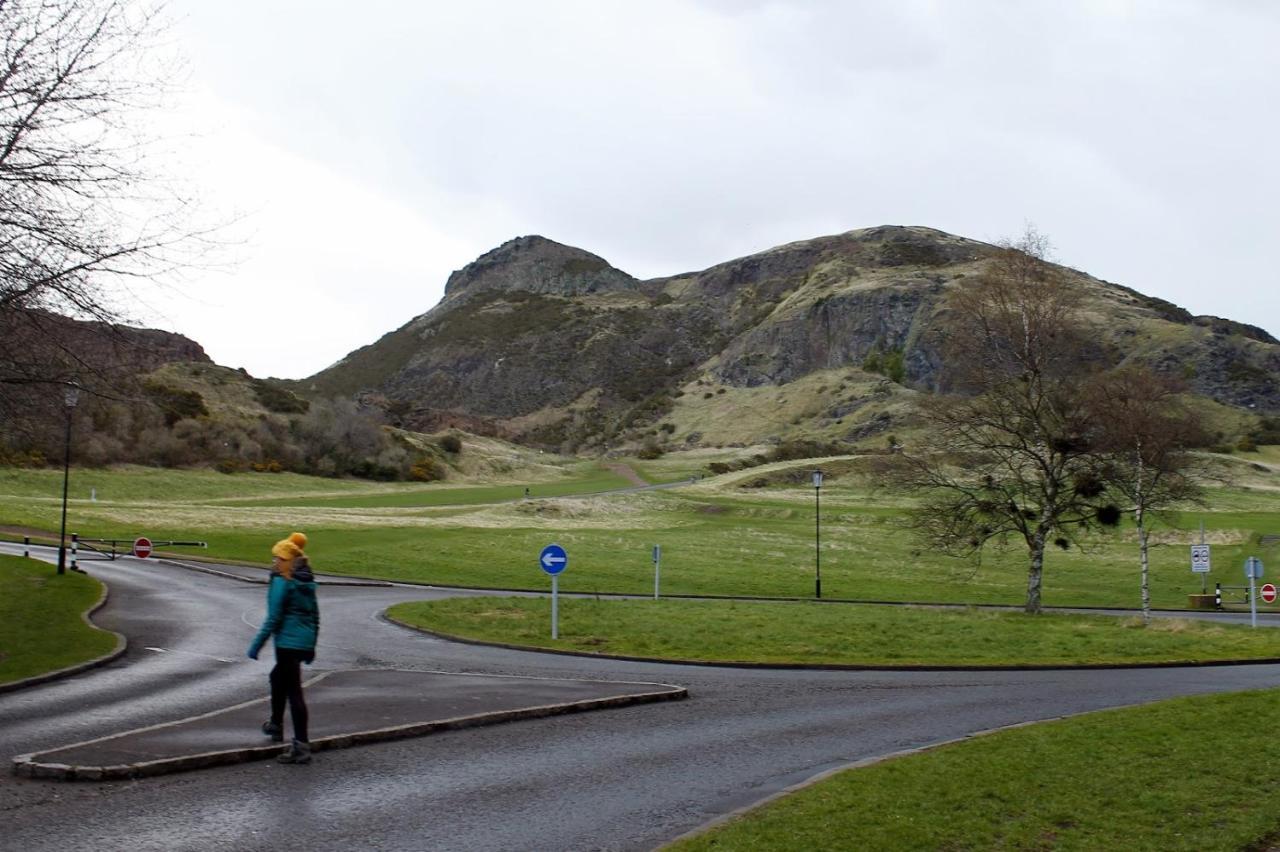 2 Bedrooms Flat Central Edinburgh, Sleeps 6, In The Shadow Of Holyrood Park And Arthur'S Seat With Free Parking, Two Bed Rooms ภายนอก รูปภาพ